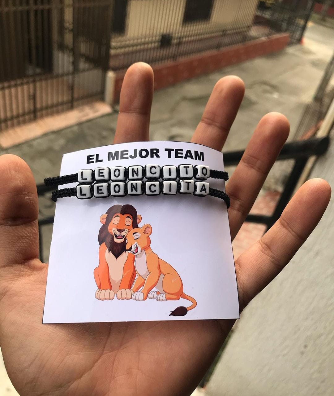 Pulsera tejida leones