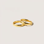 Par de anillos de acero inoxidable plateados de Magilla, personalizados con iniciales y corazones rojos.