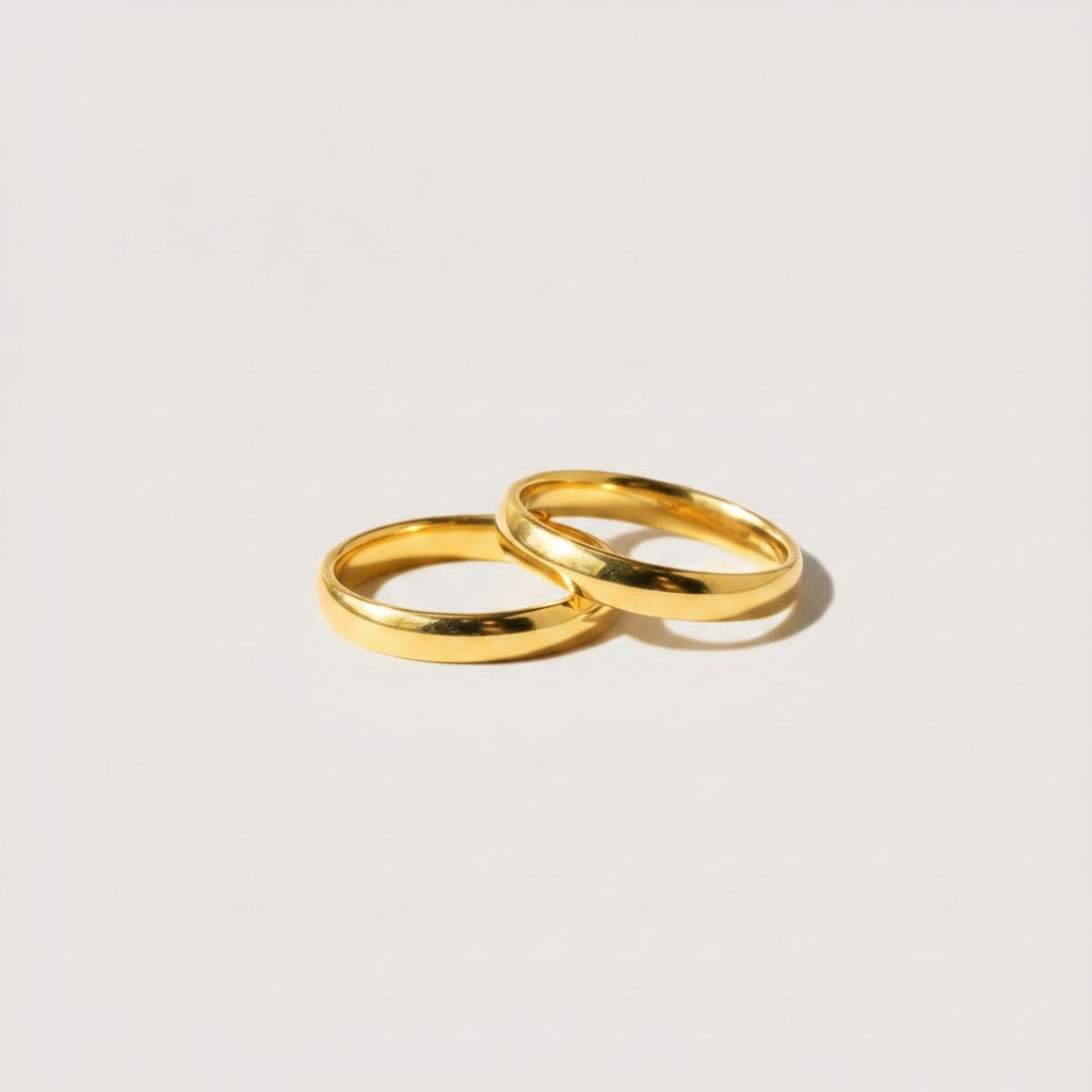 Par de anillos de acero inoxidable plateados de Magilla, personalizados con iniciales y corazones rojos.