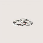 Magilla Par de anillos plateados de acero inoxidable personalizados con iniciales y corazón.