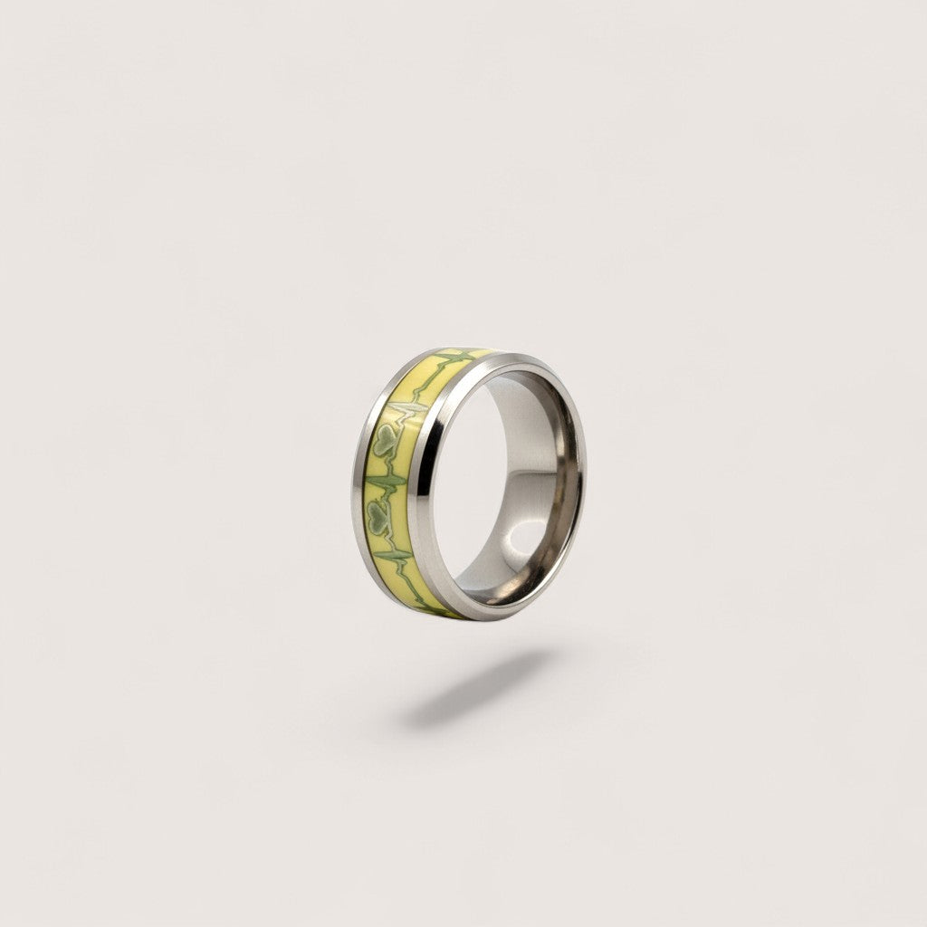 Anillo Magillas de acero inoxidable con diseño de electrocardiograma que brilla en la oscuridad.