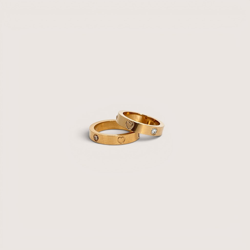 Anillo de acero inoxidable dorado de Magillas con diseño de corazón y circonita, estilo love.
