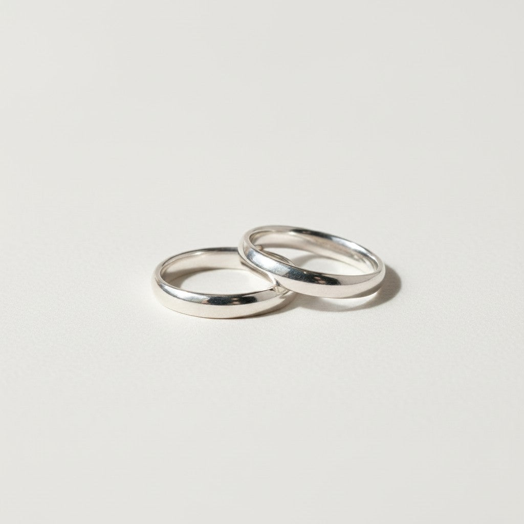 Magillas par de anillos de plata personalizados en acero inoxidable con iniciales P, F y corazón rojo.