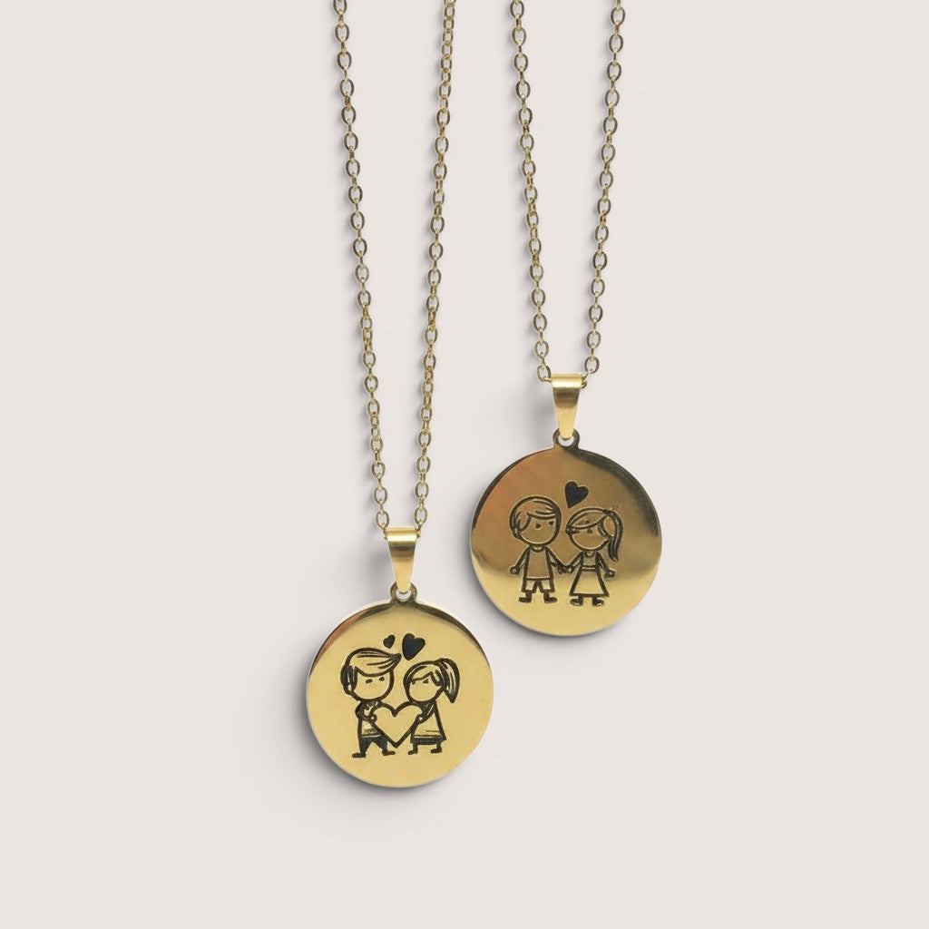 Magillas collar redondo de acero inoxidable dorado con grabado de pareja y corazón, personalizable.