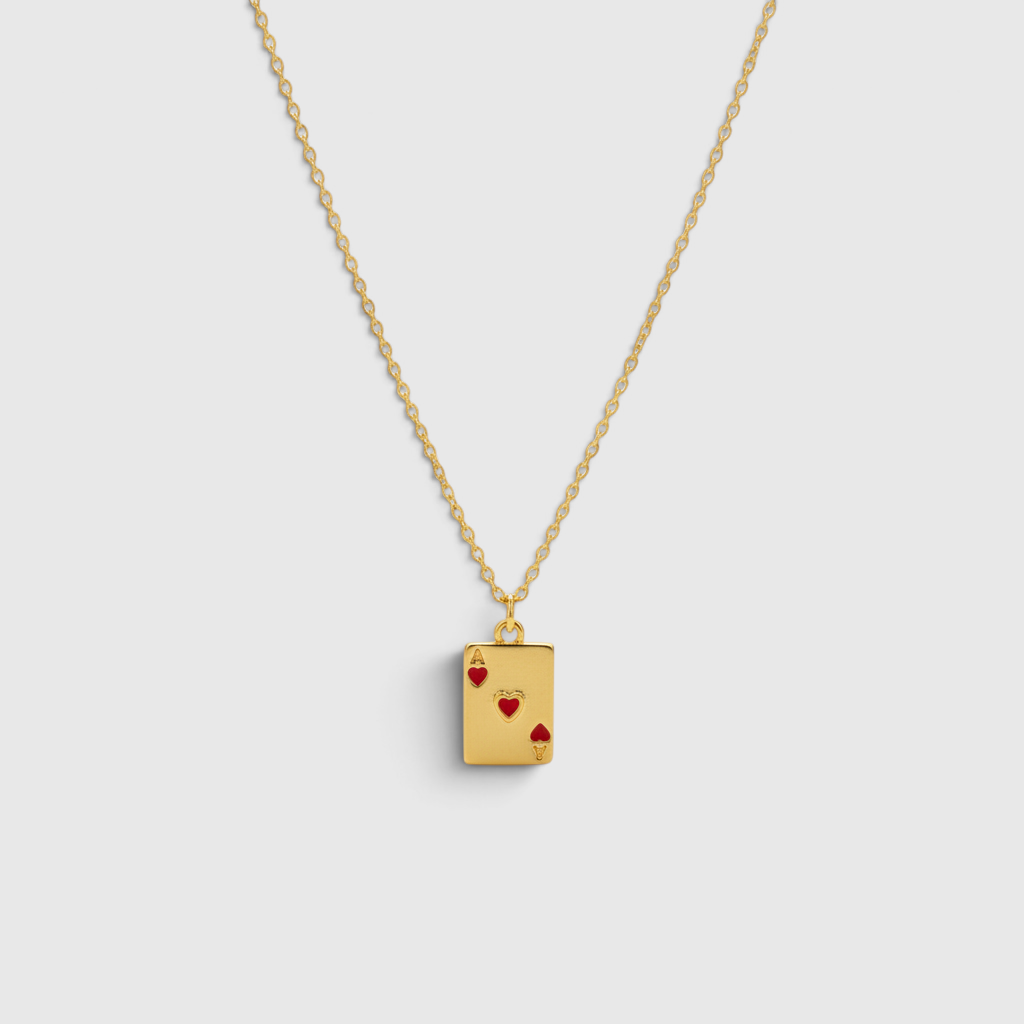 Collar Magillas dorado con colgante rectangular de carta de juego as de corazones con detalles esmaltados en rojo