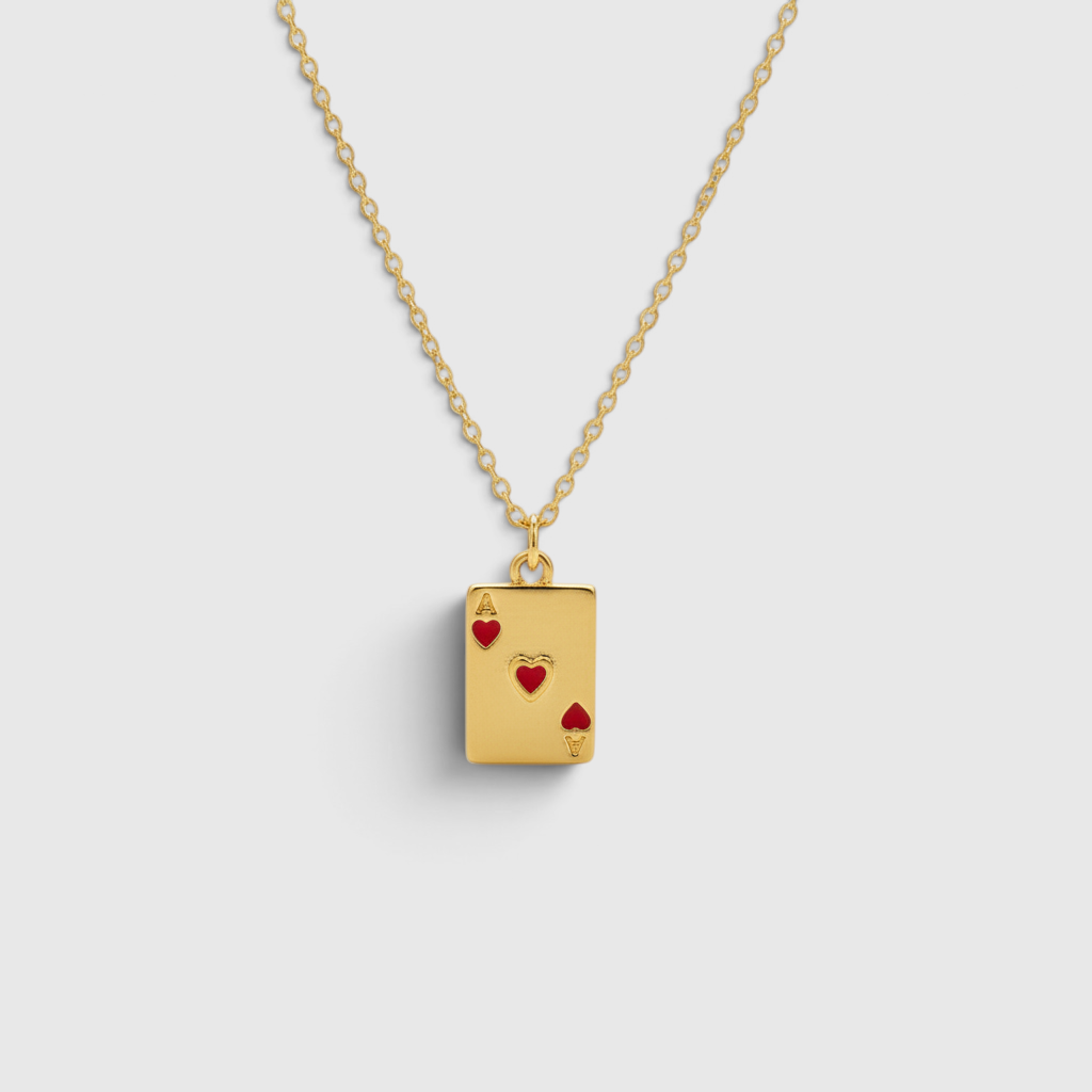 Collar Magillas dorado con colgante de carta de juego as de corazones y detalles en esmalte rojo sobre cadena fina