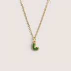 Collar Magillas de acero inoxidable con colgante de corazón verde esmeralda y cadena dorada.