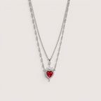 Collar doble de acero inoxidable y zamak con colgante de corazón rojo y espada, de Magillas.