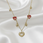 Collar Magillas de cadena dorada con dijes de corazones rojos con ojos turcos y un dije central de corazón brillante