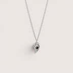 Collar Magillas de rodio con colgante de corazón y piedra oscura, con inscripción "te amo en 100 idiomas".