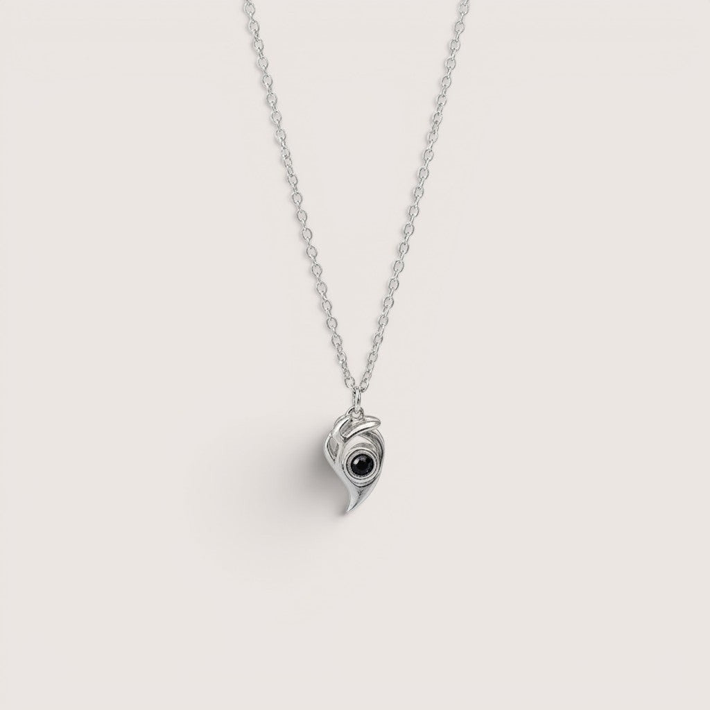 Collar Magillas de rodio con colgante de corazón y piedra oscura, con inscripción "te amo en 100 idiomas".