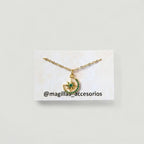 Collar Magillas de acero inoxidable y rodio con colgante de media luna y brújula adornado con circonitas verdes.