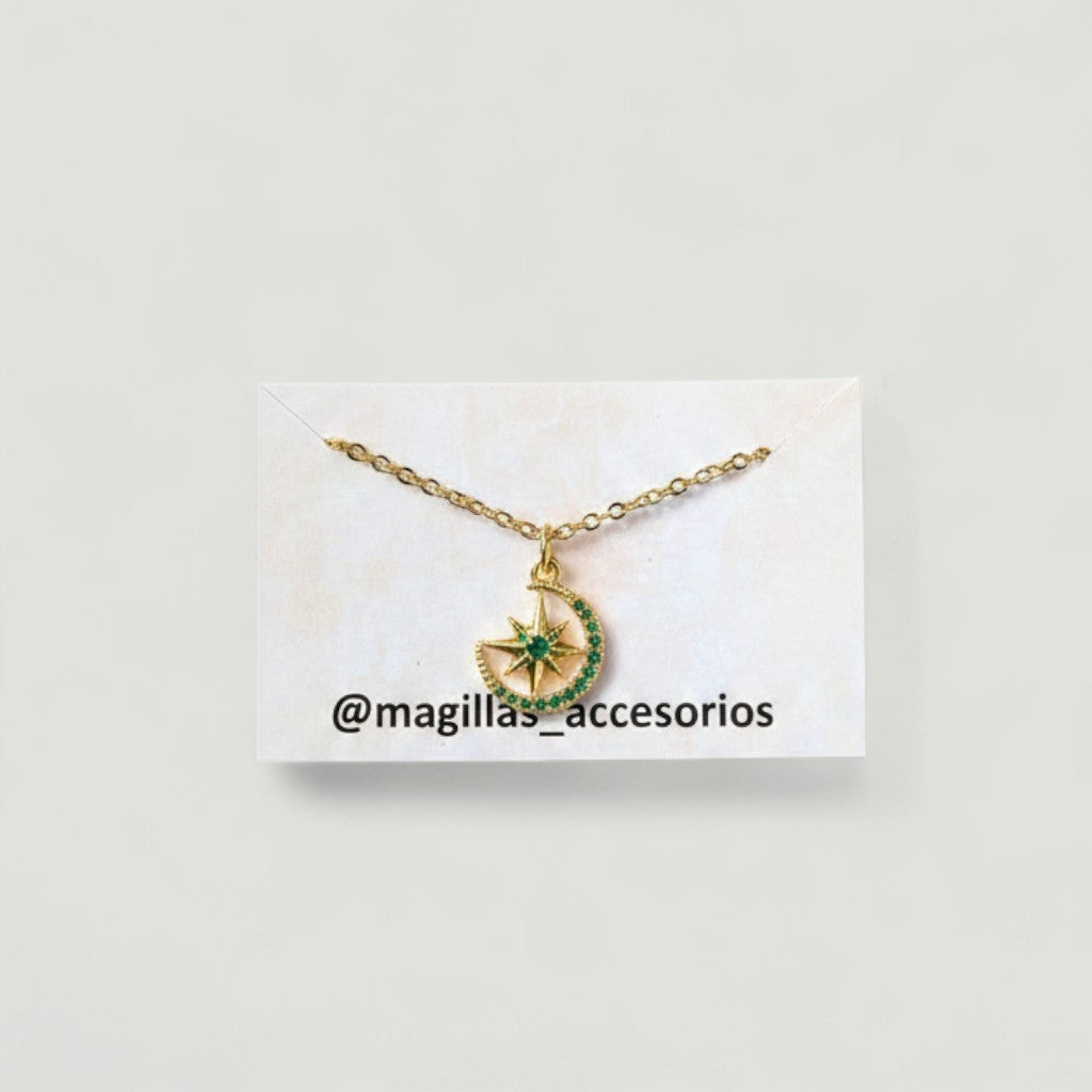 Collar Magillas de acero inoxidable y rodio con colgante de media luna y brújula adornado con circonitas verdes.