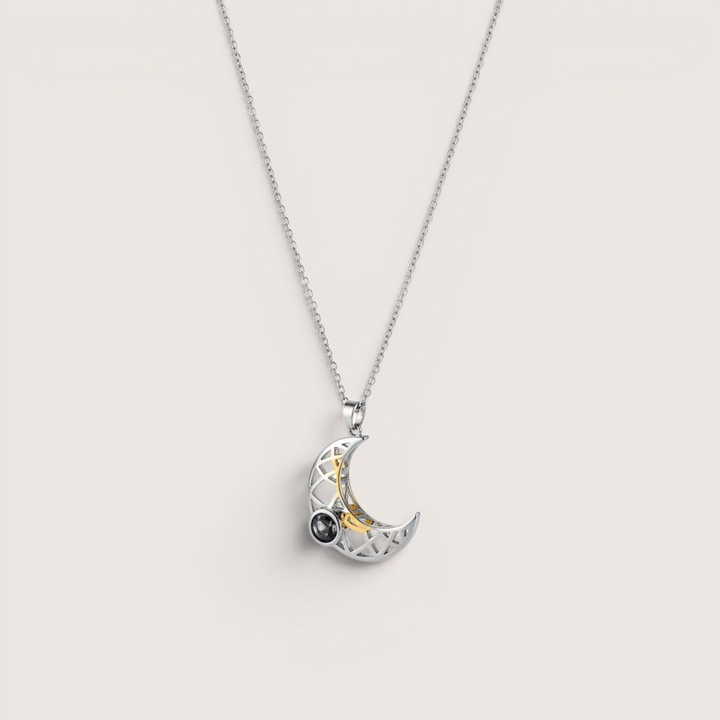 Collar Magillas de acero inoxidable con colgante de luna hueca y proyección "te amo" en 100 idiomas.