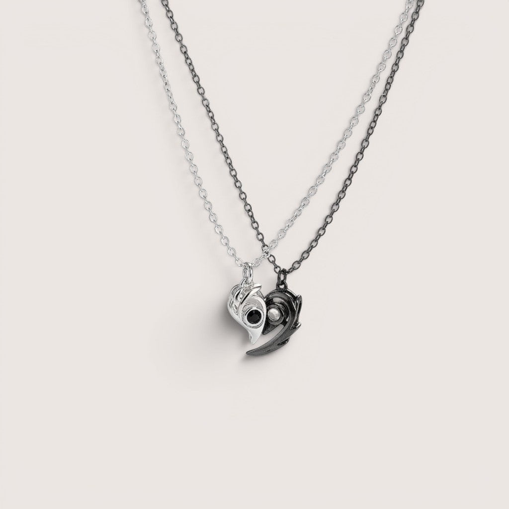 Magillas collares para parejas en forma de corazón, uno plateado y otro negro, elaborados en rodio con proyección "te amo" en 100 idiomas.