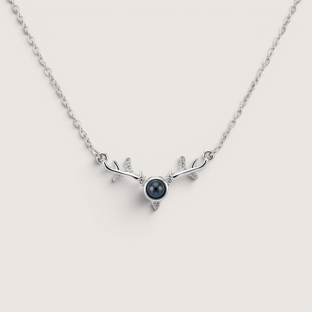 Collar Magillas de rodio con colgante de asta de ciervo y proyección de "te amo" en 100 idiomas.