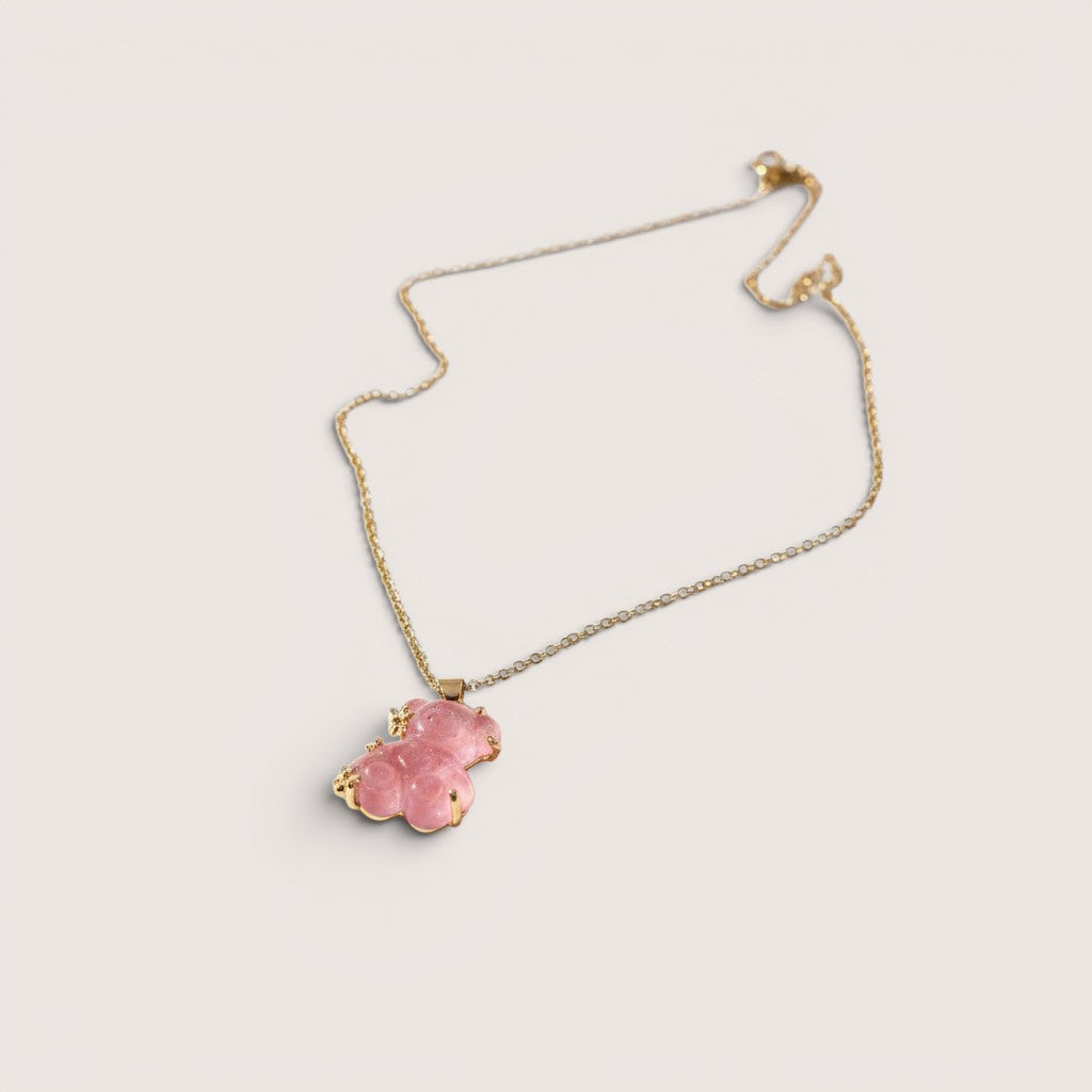 Collar Tous de Magillas con colgante de oso rosa translúcido y cadena dorada.