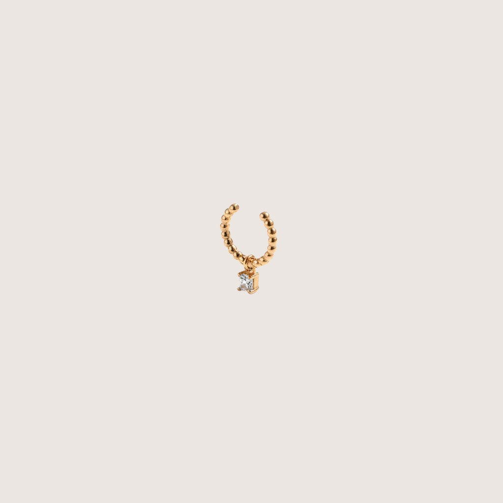 Magillas Earcuff pequeño de rodio con un pequeño colgante de circonita cúbica.