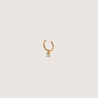 Magillas Earcuff pequeño de rodio con un pequeño colgante de circonita cúbica.