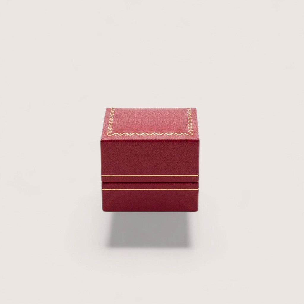 Magillas Estuche amor, tres cajas de joyería rojas con borde dorado y textura de cuero.