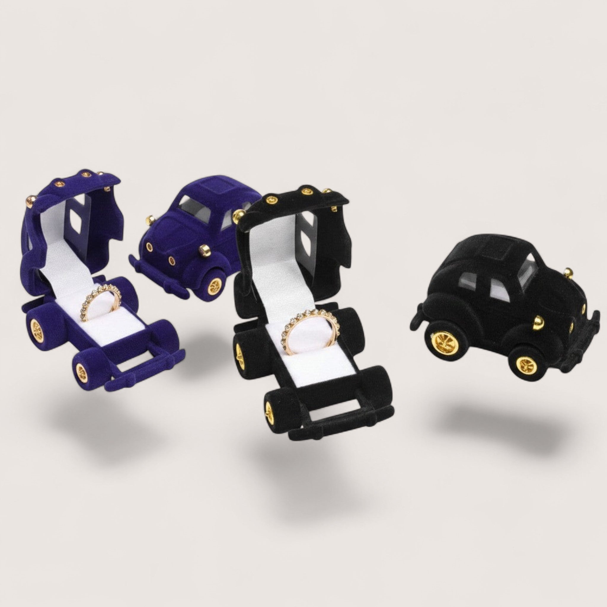 Magillas estuche para anillo con forma de coche vintage, terciopelo negro con detalles dorados y ruedas doradas.