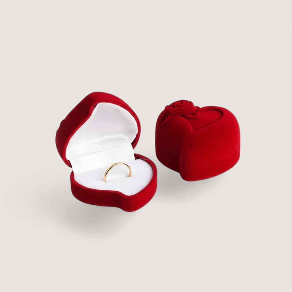 Estuche de terciopelo rojo en forma de corazón de Magillas con un anillo dorado en su interior.
