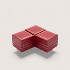 Magillas estuche de regalo rojo con borde dorado, ideal para joyas o pequeños obsequios.