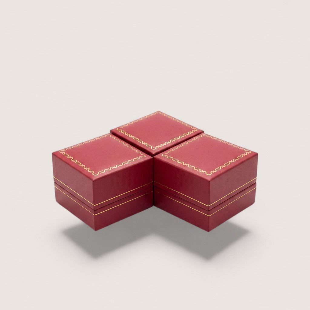 Magillas estuche de regalo rojo con borde dorado, ideal para joyas o pequeños obsequios.