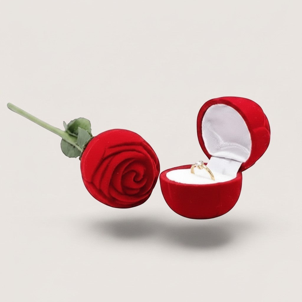 Estuche para anillos en forma de rosa roja de terciopelo, con un anillo de oro y diamante dentro.