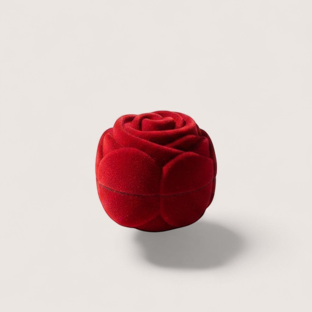 Estuche de terciopelo rojo con forma de rosa de Magillas, ideal para anillos.