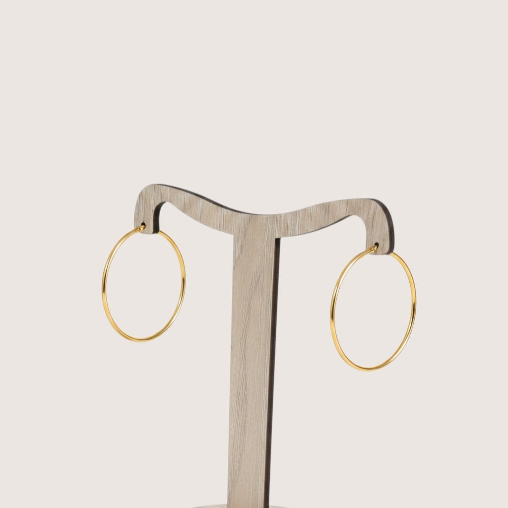 Magillas grandes pendientes de aro dorados, finos y elegantes, fabricados en metal.