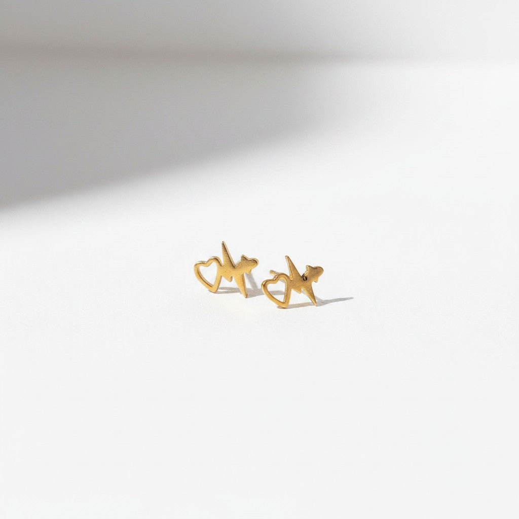 Magillas pendientes dorados de acero inoxidable con diseño de latido y corazón.
