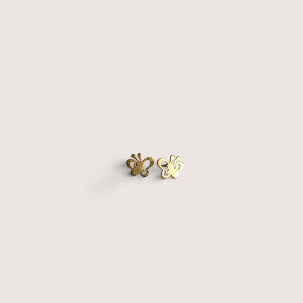 Magillas pendientes dorados de acero inoxidable con forma de mariposa.