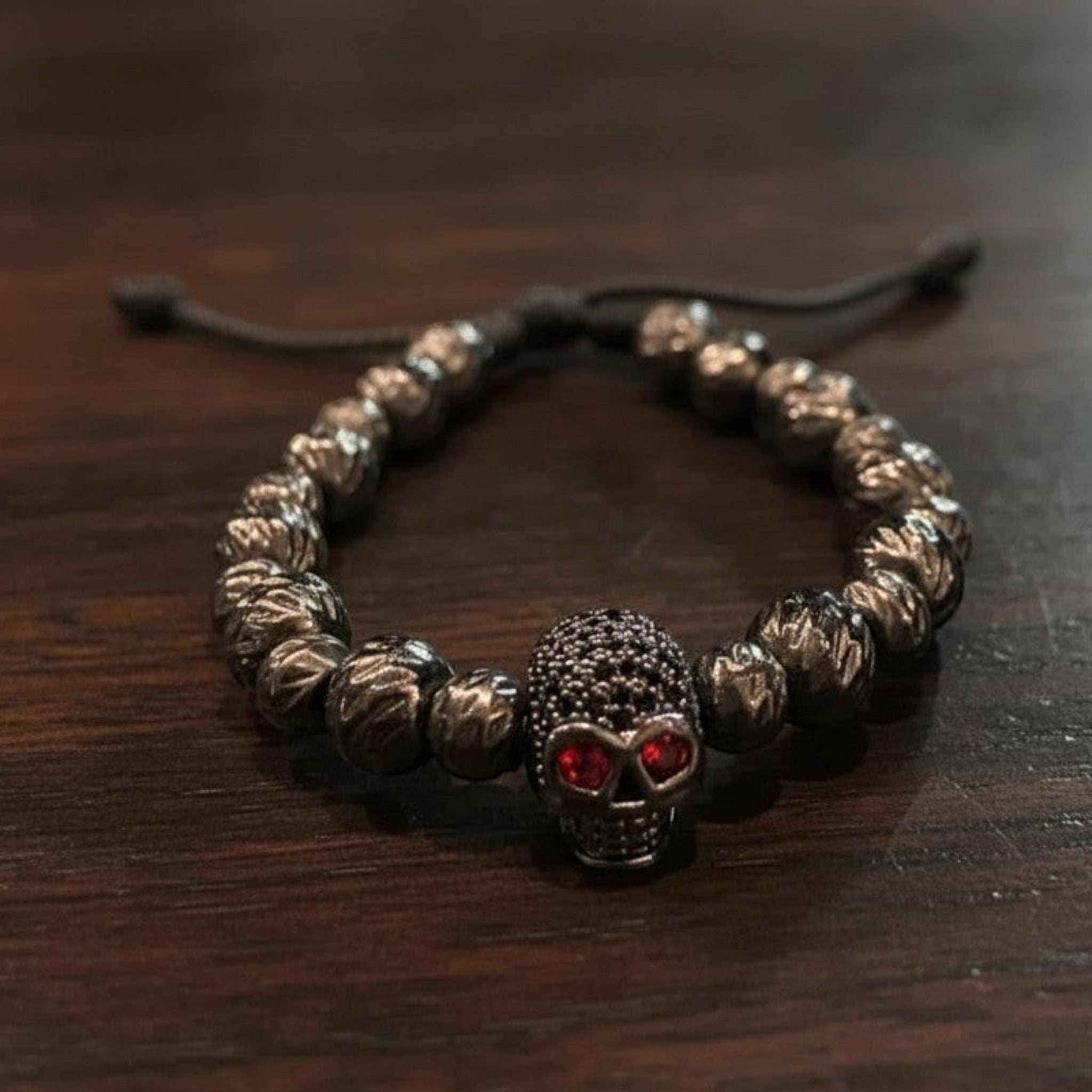 Pulsera Magillas de acero inoxidable, neopreno y rodio con calavera y ojos rojos