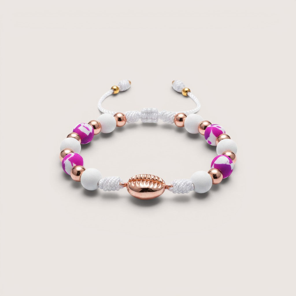 Pulsera Magillas de acero inoxidable, neopreno y rodio con cuentas blancas, fucsia y detalle de concha dorada.