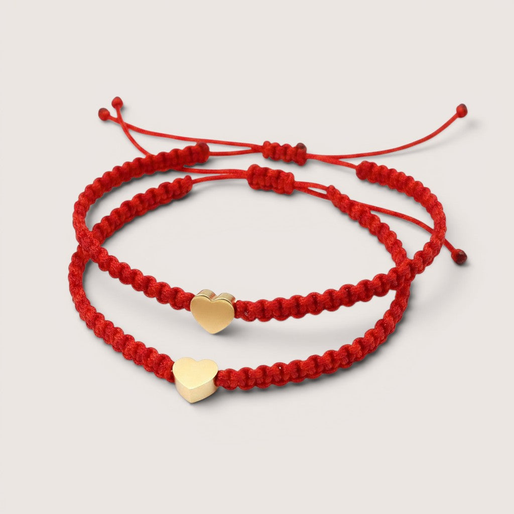 Magillas pulsera roja tejida con corazón dorado en acero inoxidable, ajustable.