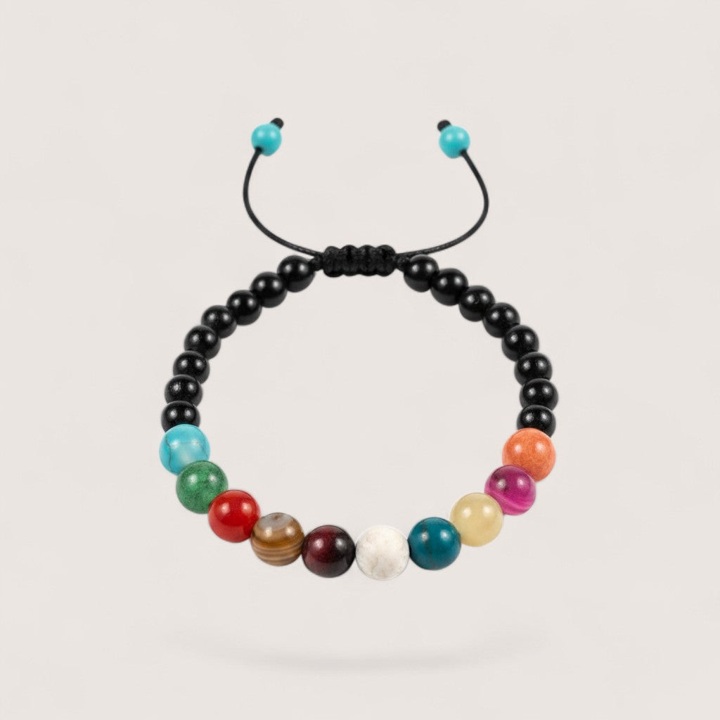 Pulsera Magillas ajustable con cuentas de piedras semipreciosas multicolores y cordón negro.