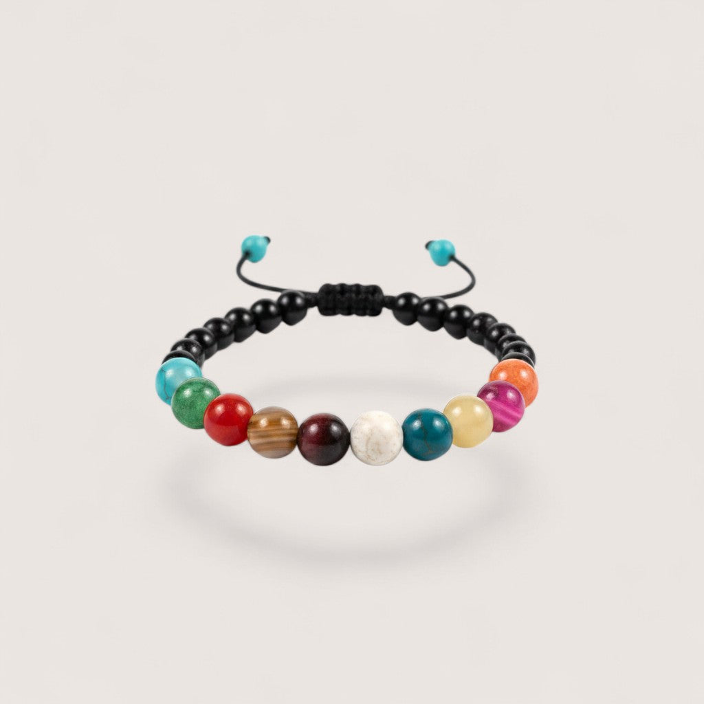 Pulsera Magillas ajustable con cuentas de piedras semipreciosas multicolores y cordón negro. Diseño artesanal.