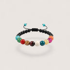 Pulsera Magillas ajustable con cuentas de piedras semipreciosas multicolores y cordón negro. Diseño artesanal.
