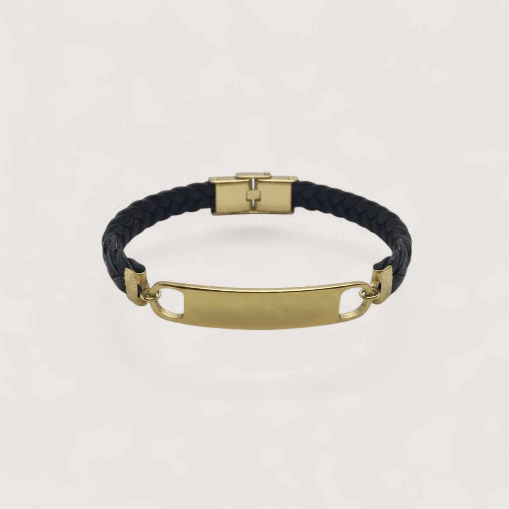 Pulsera esclava de cuero trenzado negro con placa personalizable de acero inoxidable y cierre dorado de Magillas.