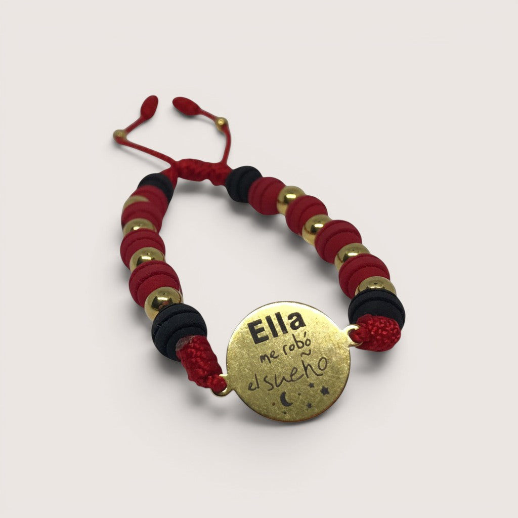 Pulsera Magillas de acero inoxidable, neopreno y rodio con cuentas rojas, negras y doradas y placa grabada.