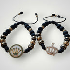 Magillas pulseras de acero inoxidable y neopreno negras con detalles dorados y dijes de corona, se venden en par.