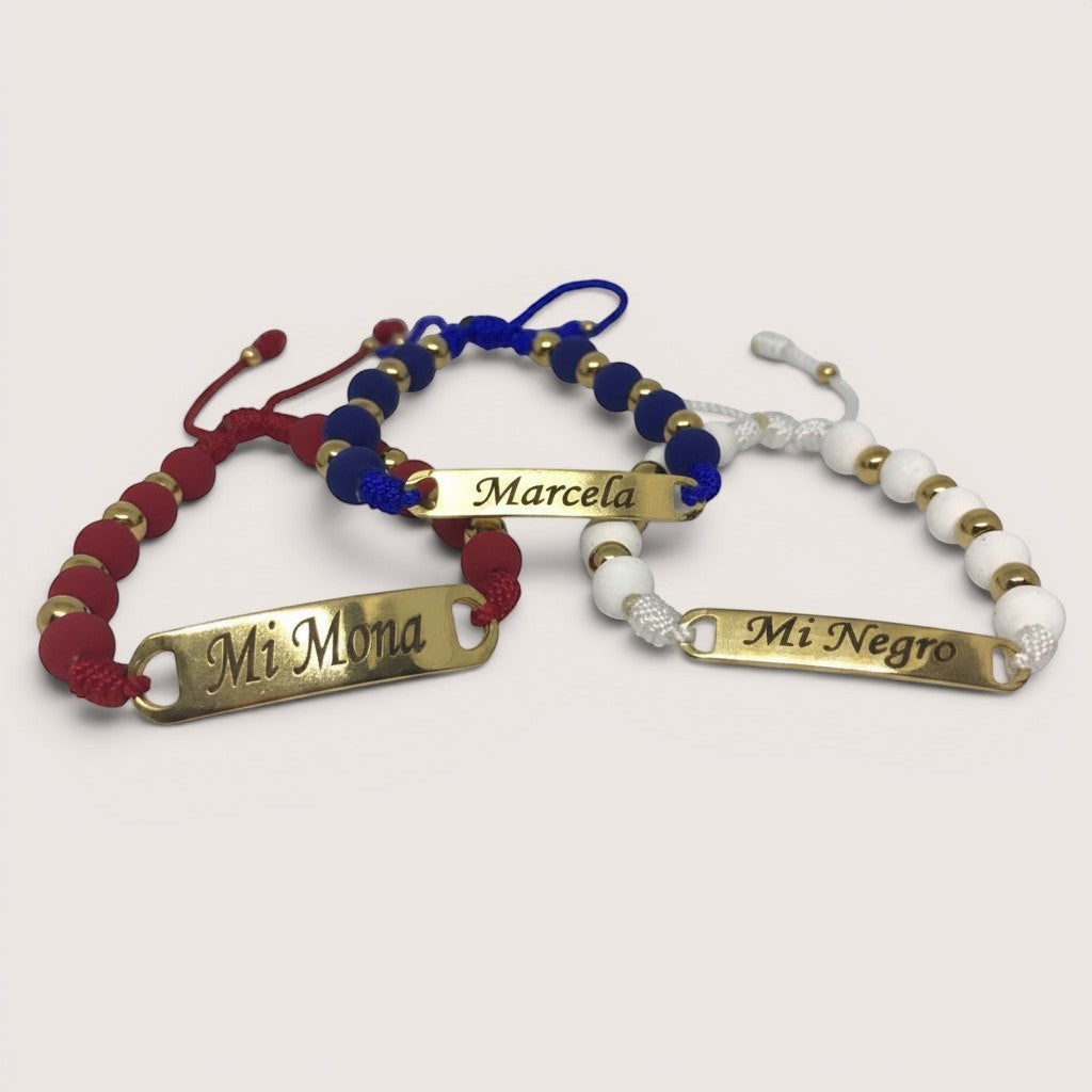 Pulseras esclava de acero inoxidable de Magillas en rojo, azul y blanco con detalles dorados y personalizables.